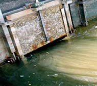 Figure 2. A sluice gate with a worm drive mechanism (Photo: Michael Wood) Figure 2. A sluice gate with a worm drive mechanism (Photo: Michael Wood)